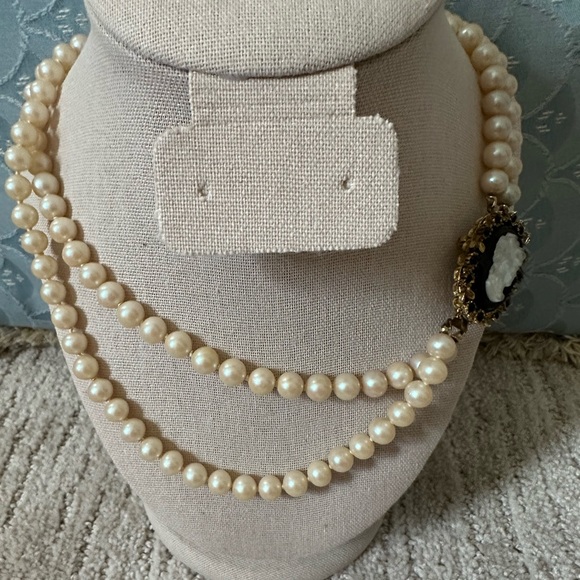 Vintage double strand hand knotted pearl necklace from Mallorca 2 cameo brooches - Picture 2 of 16